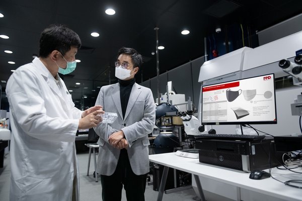 圖片說明:新世界發展執行副主席鄭志剛(右)與本地創科公司 Master Dynamic 會面,了解如何將納米鑽石專利技術,應用在低成本抗菌的口罩生産上。圖為該公司行政總裁江爭(左)向鄭志剛展示納米鑽石的樣本。 圖片說明:新世界發展執行副主席鄭志剛(右)與本地創科公司 Master Dynamic 會面,了解如何將納米鑽石專利技術,應用在低成本抗菌的口罩生産上。圖為該公司行政總裁江爭(左)向鄭志剛展示納米鑽石的樣本。