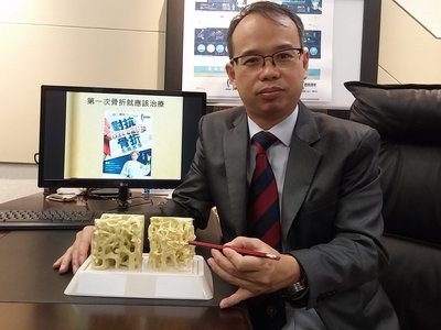 香港骨質疏鬆學會會董黃仕雄醫生表示：「骨折不只是意外，它是個警號。骨折危機可一可再。」