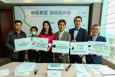 香港肺癌學會公佈肺癌患者心理挑戰認知公眾調查結果。（由左至右）：聖雅各福群會高級經理黃培龍先生、肺癌患者黃女士、香港肺癌學會理事會成員、臨床腫瘤科專科醫生潘智文、香港肺癌學會會長、臨床腫瘤科專科醫生區兆基、香港肺癌學會成員、臨床腫瘤科專科醫生梁廣泉、香港肺癌學會成員、臨床腫瘤科專科醫生丘德芬
