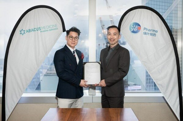 Abacus Medicine Pharma Services亞洲有限公司總經理William Van與綠葉製藥（國際）亞太區商務總監蕭幸偉簽署Lurbinectedin香港分銷服務協議，用於「指定患者藥物使用計劃」