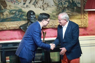 廣譽遠掌門人郭家學先生正在接過由法國前總理Jean-Pierre Raffarin親自頒發的「2017國際甄尚獎」全球影響力創新品牌大獎