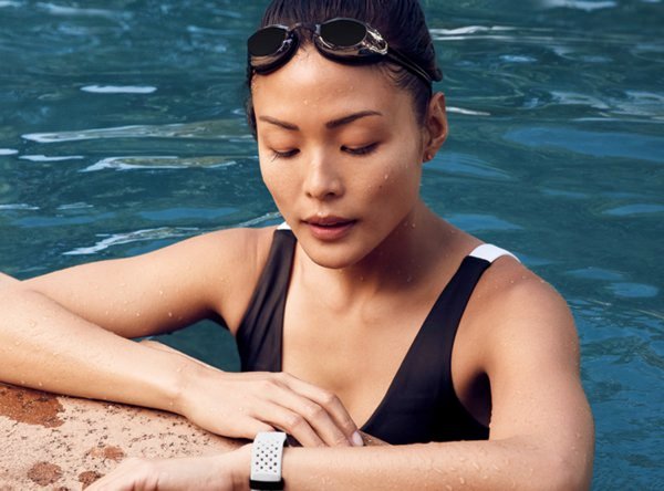 Fitbit Charge 3 | Charge 3採用先進的防水設計，配備觸摸屏顯示器，15種以上的運動模式，基本的智能功能，讓您可與最重要的人保持聯繫，最長可達7天的電池續航時間，以及Fitbit最先進的感應器和算法技術。