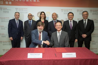 李惠森（右）及David Hunter（左）分別代表李錦記家族與哈佛大學陳曾熙公共衛生學院簽約（後排左至右：Michael Voligny, "Vish" Viswanath, Laura Kubzansky, 李惠民，李惠雄，李惠中）