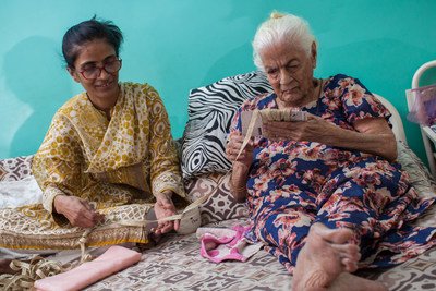 巴基斯坦卡拉奇:Mehrunnisa Iqbal Vertejee说,照顾她86岁的婆婆Sherbanoo Vertejee非常重要,这能让她的孩子看到应该如何尊重老年人。来源:Asim Hafeez,服务于Orb Media。 巴基斯坦卡拉奇:Mehrunnisa Iqbal Vertejee说,照顾她86岁的婆婆Sherbanoo Vertejee非常重要,这能让她的孩子看到应该如何尊重老年人。来源:Asim Hafeez,服务于Orb Media。