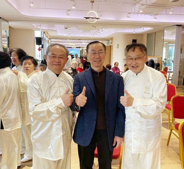 陳生弟教授（中）與星太極「帕友」在一起