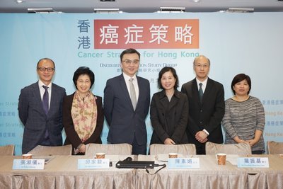 「創新癌症策略研究小組」專家成員(左起)勞思傑醫生、張淑儀醫生、邱家駿醫生、陳素娟女士、羅振基醫生、周秀芳女士一同公佈全面的香港癌症策略報告。
