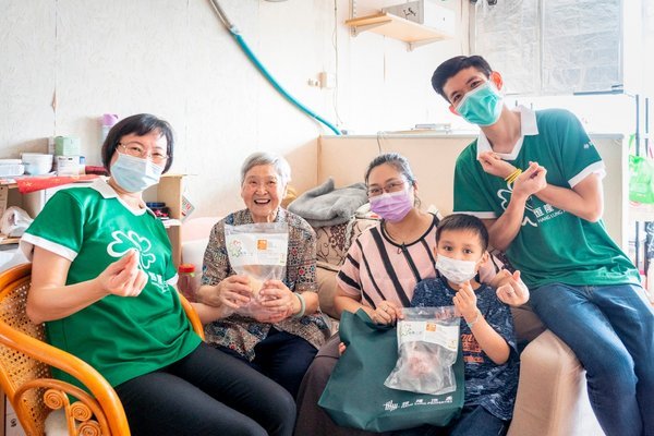 恒隆一心義工隊派發新鮮餸包予居於石峽尾及啟德的低收入家庭、長者及殘疾人士
