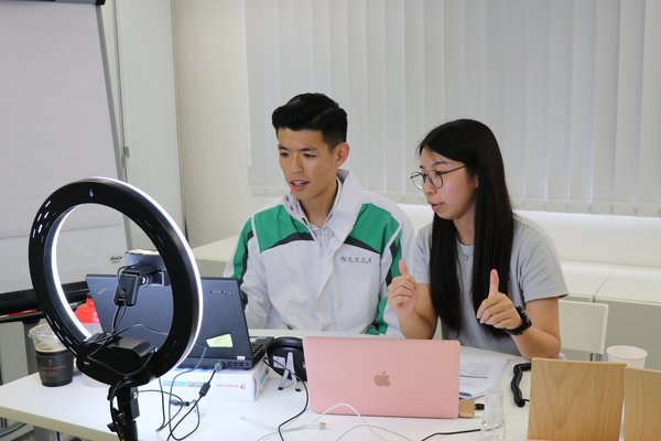 恒隆義工早前透過網上訓練，學習以電話慰問長者的技巧及如何製作防護物資，在疫情下向長者送上一點心意