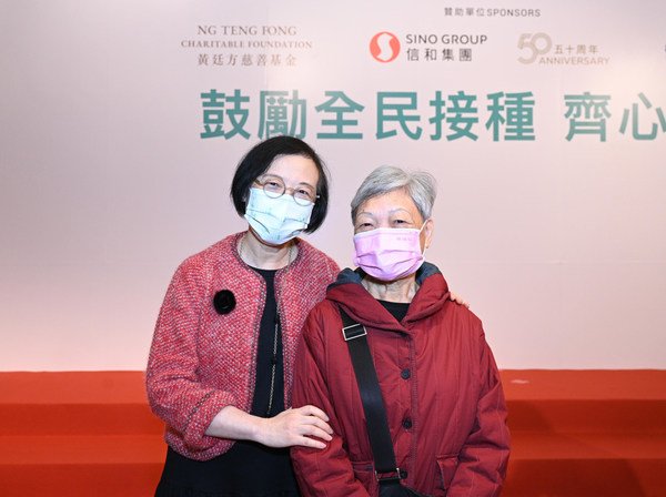 食物及衞生局局長陳肇始教授鼓勵社會大眾盡快接種疫苗，特別是長者，護己護人