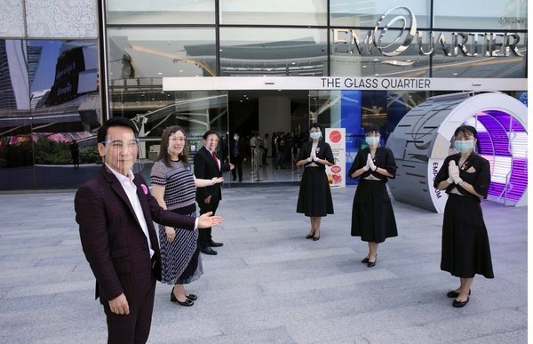 The Mall Group的高管和員工在EmQuartier歡迎顧客