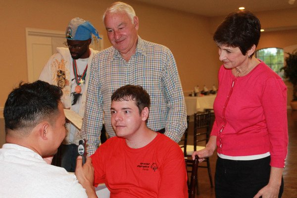 Paychex 創始人、慈善家和智障兒子之父 Tom Golisano 向特殊奧運會捐款 3,000 萬美元,為全球智障人士擴展亟需的健康服務。Tom Golisano 與 Golisano Foundation 執行董事 Ann Costello 在疫情爆發前的一項活動中進行眼科篩查。 Paychex 創始人、慈善家和智障兒子之父 Tom Golisano 向特殊奧運會捐款 3,000 萬美元,為全球智障人士擴展亟需的健康服務。Tom Golisano 與 Golisano Foundation 執行董事 Ann Costello 在疫情爆發前的一項活動中進行眼科篩查。