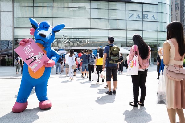 月17日（週日）泰國解封，曼谷的暹羅百麗宮、Emporium和EmQuartier等商場重新開放，The Mall Group的員工和顧客帶上了口罩，並採取了其他嚴格的安全措施。