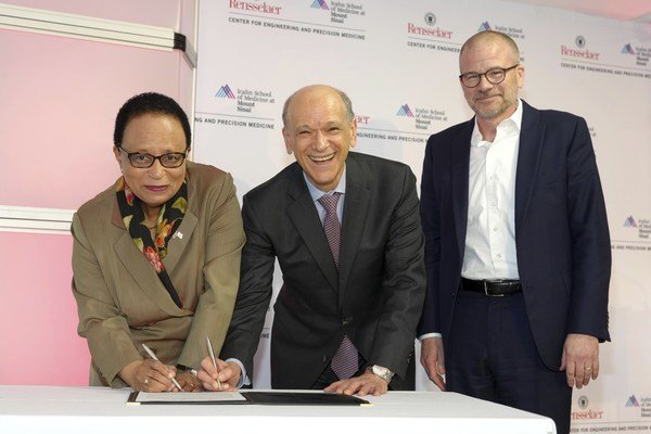 倫斯勒理工學院院長 Shirley Ann Jackson 博士、Eric Nestler 博士、西奈山伊坎醫學院和 NYCEDC 總裁 Andrew Kimball 在 2022 年 5 月 12 日（星期四）於紐約舉行的工程與精準醫學中心啟動儀式上簽署儀式協議。新中心是倫斯勒理工學院和西奈山伊坎醫學院之間的合作夥伴關係。