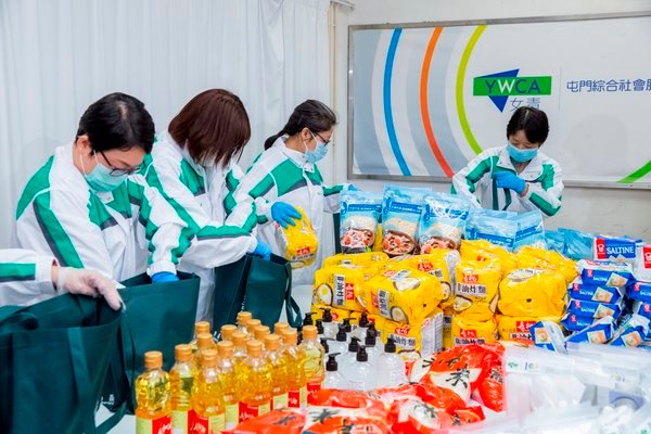 恒隆一心義工隊協助包裝防疫及食品包