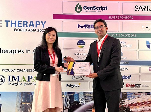 GenScript ProBio業務開發總監Sharon Du博士在APBCEA頒獎典禮上領取最佳生物制劑CMO獎：上游處理和分析服務。