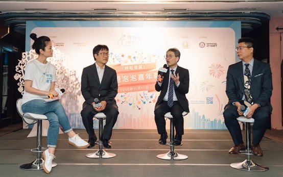 方健儀與區兆基醫生、丘德芬醫生、李宇聰醫生主持有關肺癌的健康講座。