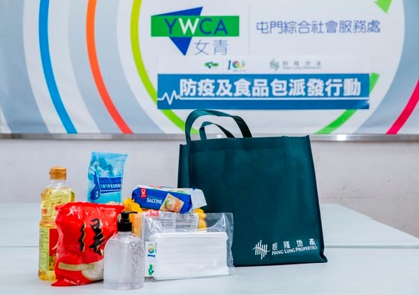 防疫及食品包內包括口罩、消毒用品、米、食油及乾糧等