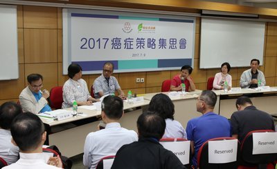香港各大癌症病人組織代表 (由左二起至右) 創域會主席李兆紅女士、新聲會委員梁幹陵先生、全球華人乳癌組織聯盟主席王天鳳女士、全球華人乳癌組織聯盟陪診義工Candy及鮑廣桓兒童慈善基金主席鮑潔鈞先生集思討論癌症病人困境，呼籲新政府正視癌症病人的需要。