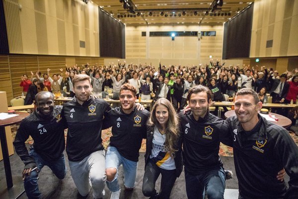 五位洛杉磯銀河球員與康寶萊營養的運動表現和教育總監Dana Ryan博士於日本和印尼分享運動營養和體能訓練的知識。