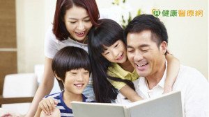 研究證實親子開始共讀益處多　助語言發展能力