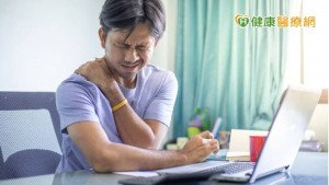 莫名肩頸痠痛、上肢麻  小心是「高位頸椎脫位」