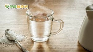 吸蒸氣、鹽水漱口可防疫？　專家闢謠