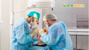 頭皮長「包」誤以為青春痘　就醫驚見「皮脂腺囊腫」