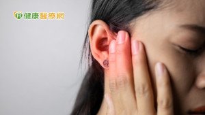 耳朵痛癢掛急診　驚見滿滿「蛆」蠕動　醫：蒼蠅產卵