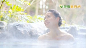戴隱形眼鏡泡溫泉　小心誘發角膜潰傷