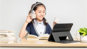 線上上課藍光恐傷眼？　醫：實證醫學尚未證實