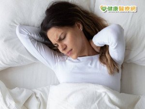 一覺醒來頭歪、落枕　一條毛巾搶救疼痛