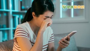 常化妝、緊盯3C　眼睛發炎長滿蟎蟲