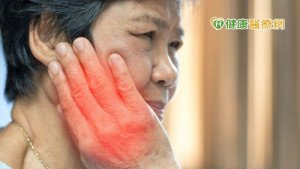 耳下長出凸起物誤當粉瘤？　當心一不注意就損害顏面神經