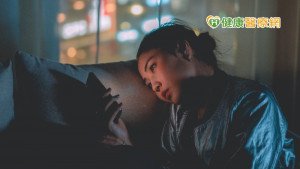 居家防疫狂用3C　肌膚恐老化發炎