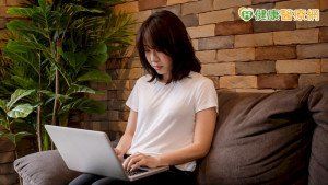 「NG姿勢」造成肌肉痠痛　你犯了幾個？
